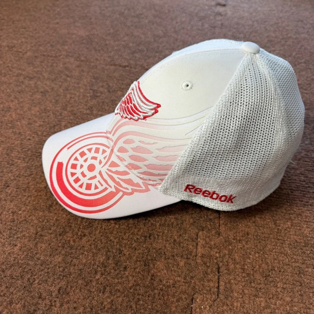 New Detroit Red Wings Reebok NHL Face Off White Red Mesh Stretch Fit Hat L/XL